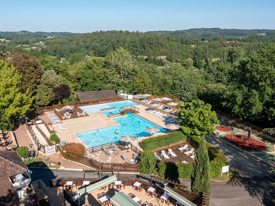 Camping Romanée – Les Grottes De Roffy