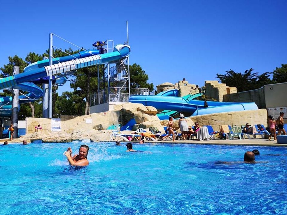 BONNES VACANCES sur le Camping Le Clos Des Pins ****